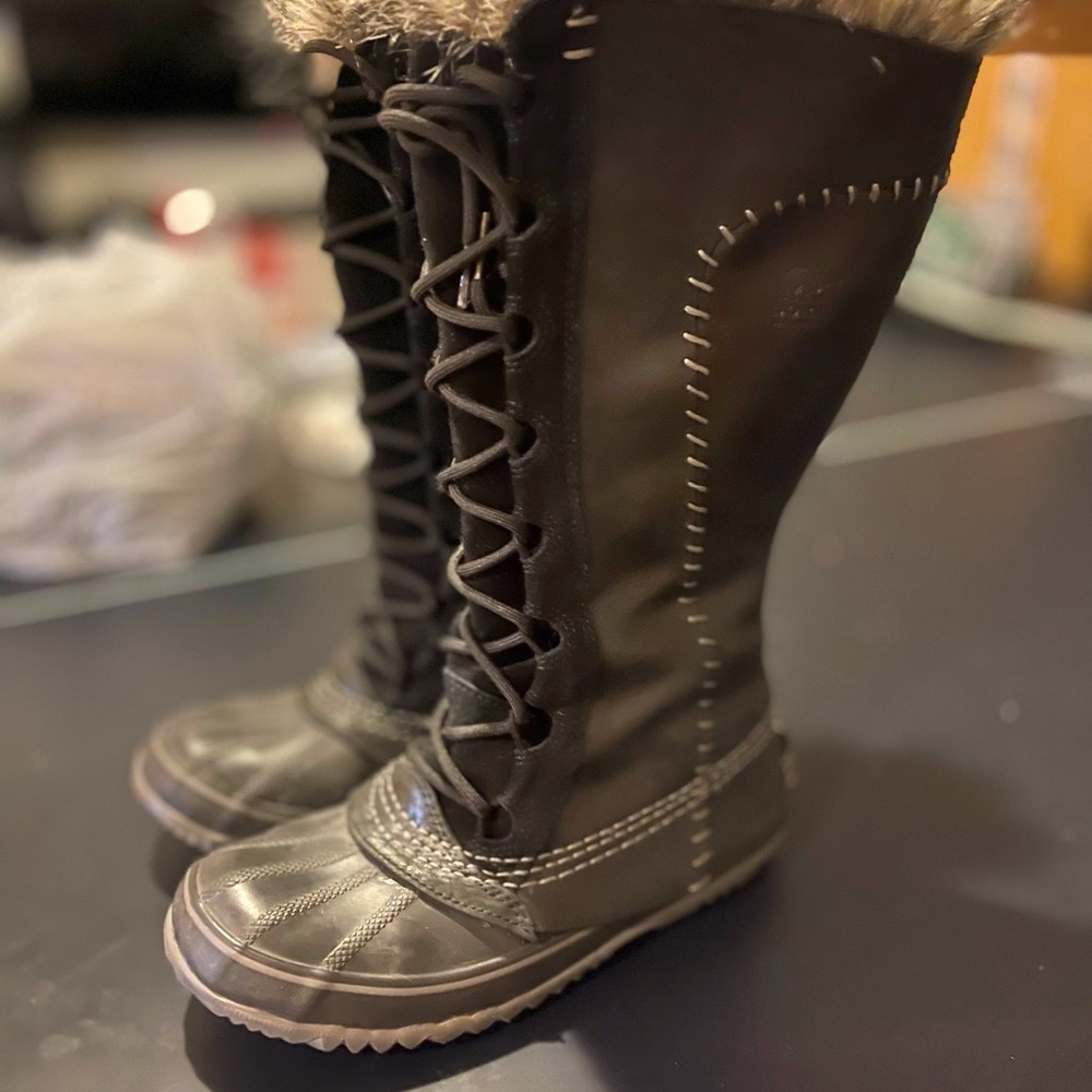 EUC SOREL BLACK JOAN OF ARCTIC BOOTS (look brown in pics)…You will love them!😃